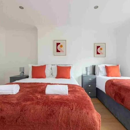 5 Bed House In Romford 9 Beds Villa